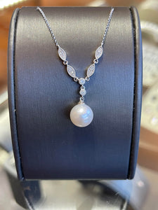 Matheu's Large Pearl with Diamonds PO12153